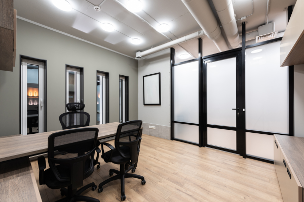 Iluminação Ergonômica: Como Posicionar a Luz no Home Office Compacto para Evitar Fadiga Ocular
