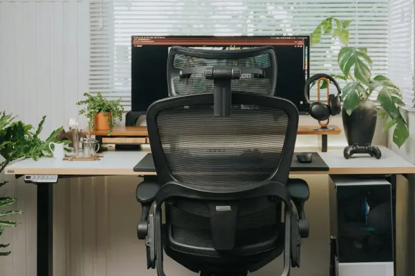 Como Combinar Cadeiras e Mesas Ajustáveis para Criar o Home Office Compacto Perfeito