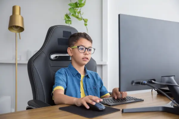Ergonomia e Produtividade: Como Cadeiras Ajustáveis Podem Melhorar o Seu Home Office Compacto
