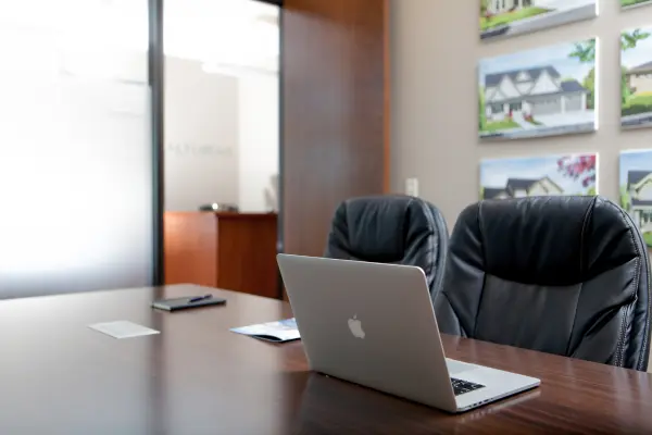 Cadeiras Ajustáveis vs Fixas: Qual a Melhor para Home Office Pequeno?