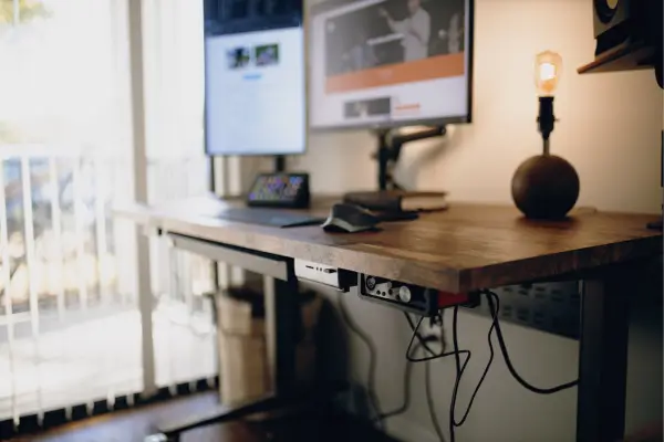 5 Mesas Ergonomicamente Ajustáveis Perfeitas para Home Office em Apartamentos Pequenos