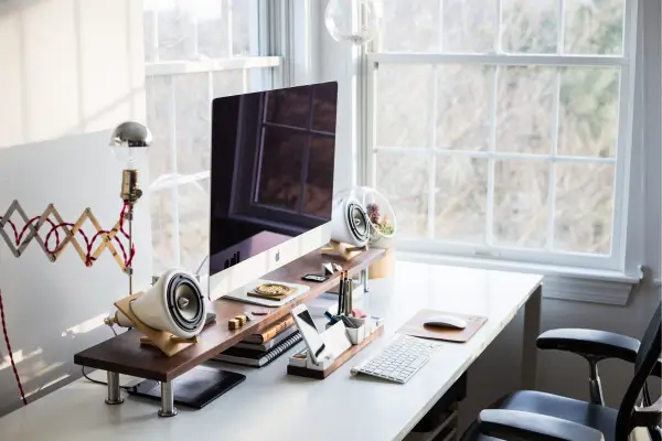 Mesas Ajustáveis vs Fixas: Qual a Melhor Opção para Home Office Pequeno?