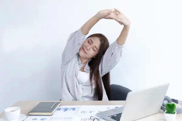 Ergonomia e Praticidade: O Guia Definitivo para Mesas Ajustáveis em Home Office de Pequenos Apartamentos