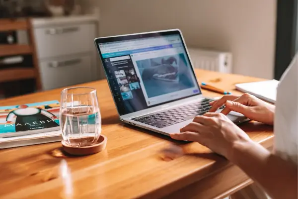 Como uma Mesa Ergonômica Pode Melhorar sua Produtividade em um Home Office Pequeno