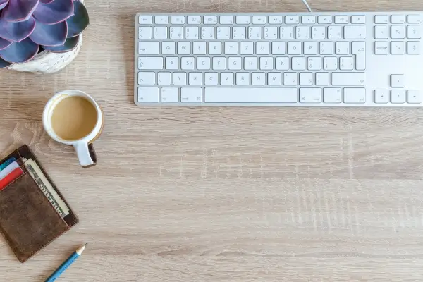 Mesa Ajustável para Escritório Compacto: O Que Considerar Antes de Comprar